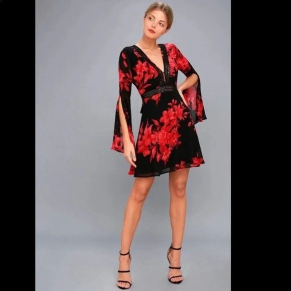 Lulu’s Feel the Love Black & Red Floral Print Bell Sleeve Size S - Picture 1 of 16